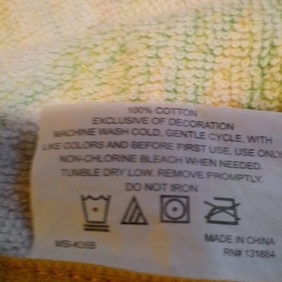 NWOT set of 2 flamigo hand towels - Picture 3 of 4
